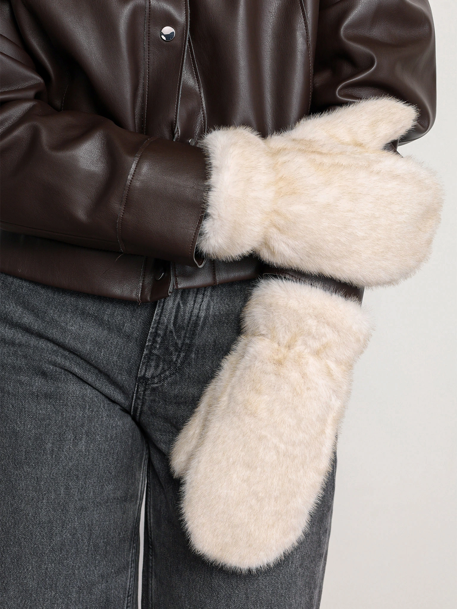 Варежки из искусственного меха в ассортименте